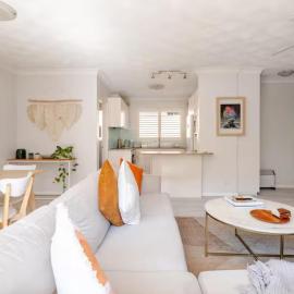 Viesnīca Lovley sunlit apartment walking distance to Cronulla mall and Cronulla Beach pilsētā Kronulla