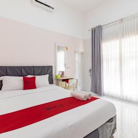 RedDoorz Syariah near Ciledug Station, Hotel in Cirebon