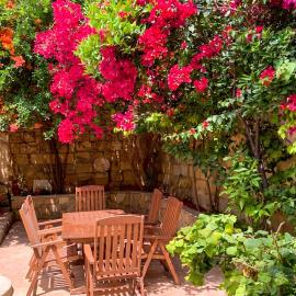 Bougainvillea Breeze & Marina View - Happy Rentals, hotelli kohteessa Cospicua