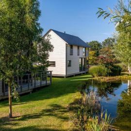 Lakeside Stay with Sauna, hotel in Boussu-lez-Walcourt