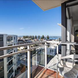 Ocean View Beach Escape - Top Floor Apartments, Mt Maunganui Base، فندق في ماوْنت مونغانيو