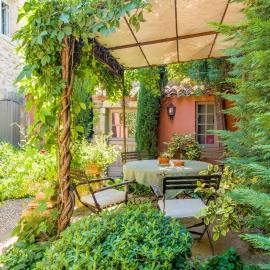 La petite maison de l'Isle، فندق في لي ايل سور لا سورغ