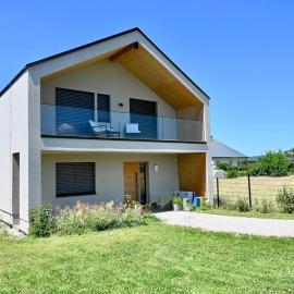 Architect-Designed Villa with Heated Indoor Pool，Oslip的飯店