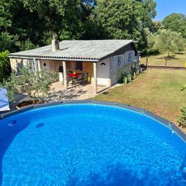 Charming Olive Tree House with Pool - Pet Friendly, hotel Šišanban