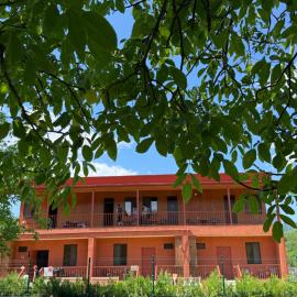 Hotel Mirioni, hotel di Oni