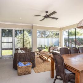 Blissful Birdsong Escape, hotel in Banksia Beach