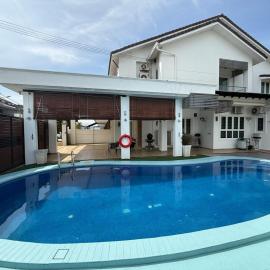 Seri Botani Private Pool Villa 5BR, хотел в Ипох