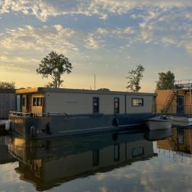 The Creative Boat - Sneekermeer, hotel in Offingawier