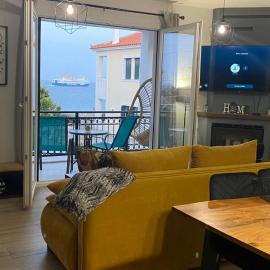 Seaview Luxury Apartment with private parking, хотел в Митилини