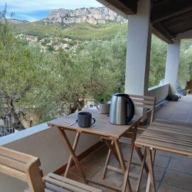 Logement climatisé avec piscine sur les hauteurs de Toulon, hotel u gradu 'Toulon'