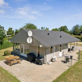 Charming Holiday Home Near Beach And Nature, hotel in Brenderup