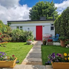 Cottage Studio with Private Garden Patio, hotel a Dublino