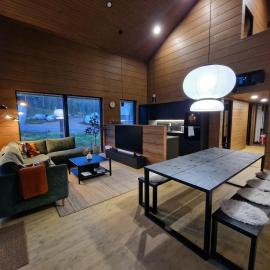Stylish 4BR Villa for 10 - Private Jacuzzi & Sauna, מלון באקאסלומפולו