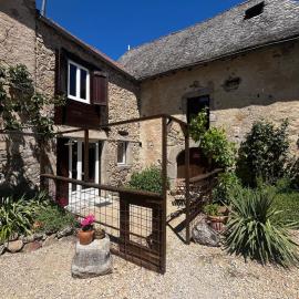 Gîte authentique avec piscine en Aveyron, Hotel in Morlhon-le-Haut