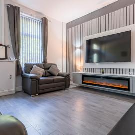 4 Bed House Sleeps 7 with Fast WiFi and free parking, ξενοδοχείο σε Stalybridge