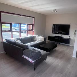 Cozy Home Near KEF Airport، فندق في Gardur