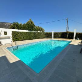 Coastal Pool Hideaway, viešbutis mieste Loukísia