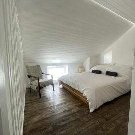 Beautiful Lakeside Cottage in Donegal Gaeltacht, hotel in Annagry
