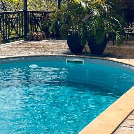 Villa Shoelcher, joli T2 a 3 min de la mer à pied, avec piscine, מלון בשולשה