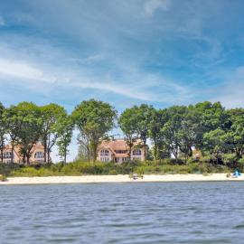 Reethus am Strand - Haushälfte 1 mit Kamin, Sauna, hótel í Lobbe