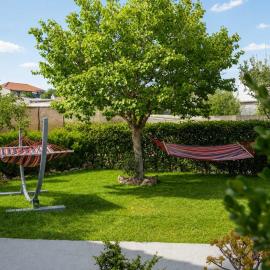 Valira Cozy Home w Rustic Charm & Private Garden