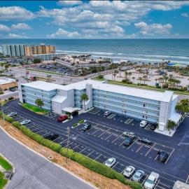 Cozy Beachside Condo - Steps to Ocean - New Smyrna Beach, hotel in New Smyrna Beach