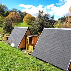 Biološki glamping po metodi Rudolfa Steinerja, Bio kmetija Ropret Stegne & Center za naravno otroštvo in družino, hotelli kohteessa Šmartno na Pohorju