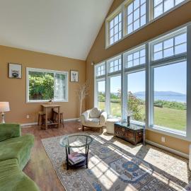 Waterfront Bellingham Bliss: Steps to Beach!, hotel u gradu Belinghem
