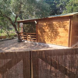 Chalet en bois avec terrasse au calme proche plage et nature, hôtel au Muy