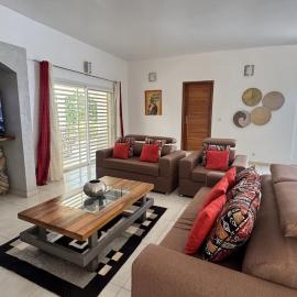Contemporary villa with pool in Ngaparou, Hotel in Ngaparou