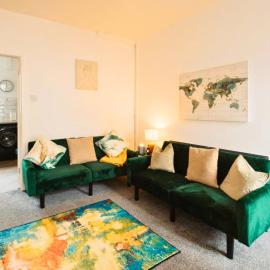 Modern 2BR Widnes Home Near Liverpool & Manchester, Sleeps 6, WiFi & Garden, Long Stay Accommodation – hotel w mieście Halton