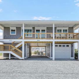 Charming 3 bedroom house with views of the ocean and the sound, hotel a Topsail Beach