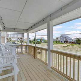 Charming 3 bedroom house with views of the ocean and the sound, hotel in Topsail Beach