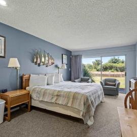 King Bed Studio with Kitchenette - Pool and Hot Tub