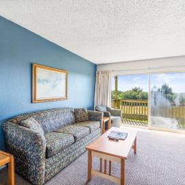 Family Suite for 6 with Kitchen - Pool Hot tub Pet-Friendly, hotel in Ocean Shores
