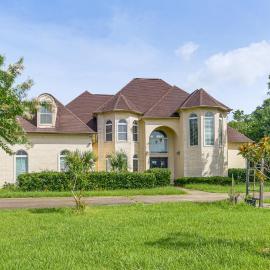 4,500-Sq-Ft Group Getaway Near Gulf Coast, Hotel in Dickinson