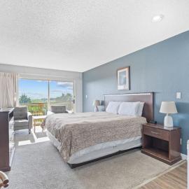 King Bed Ocean View Studio with Pool and Hot Tub