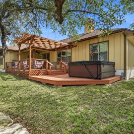 Rocky Creek Lodge w Private Hot Tub and Yard, hotel in Canyon Lake