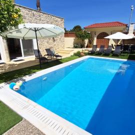 Golden Varkiza Luxury Villa, מלון בוארי