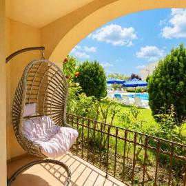 Spacious 3BR Sea View Apt - Ground Fl - 50m to Sea, hotel a Topola