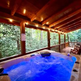 Hot Tub • Pet Friendly • 12 Min to Blue Ridge, hotel i Blue Ridge