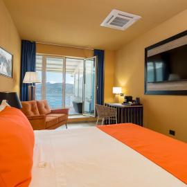 Hotel Kalura، فندق في تشفالو