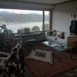 Zimmer mit Panoramablick auf den Zürichsee mit eigenes Bad und Terassenzugang, hotel v destinácii Schmerikon
