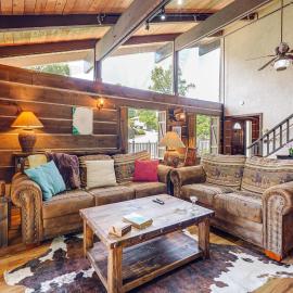 Walk to Dtwn Sonora! Rustic Creekfront Cabin, hotel v destinácii Sonora