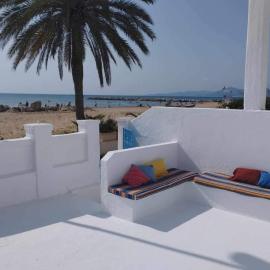 Pieds dans l'eau à Kheireddine, Kram Plage, hotel in Al Karm