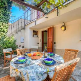 La Piccola Casa Dell'Uva Fragola next to the Lake - Happy Rentals, hotel in Meina