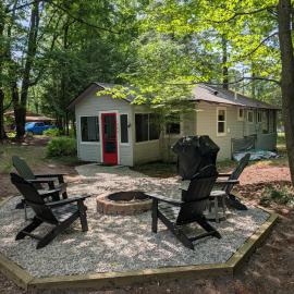 NEW! Jack-in-the-Pulpit - Cute and Cozy Cabin!, hotel sa Frankfort