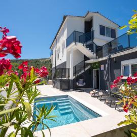 Beachfront Villa Marivi with Pool, Jacuzzi and Game Room, hotell i Podglavica