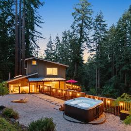 Redwood Oasis - Luxe Santa Cruz Cabin w/ Hot Tub – hotel w mieście Ben Lomond