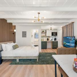 Bright Modern Pacifica Studio with Private Backyard Near Beaches & SFO, Hotel in Pacifica